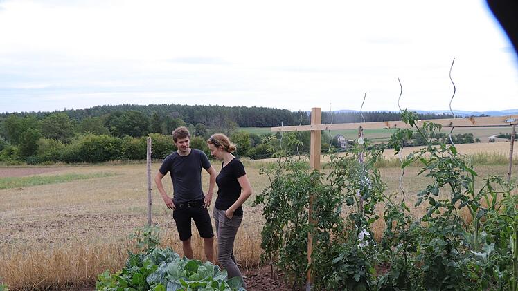 "Der Garten mit der schönsten Aussicht" sagen die Pächter der Parzelle über ihr Stück Acker bei Tennach. In der Tat geht der Blick über Felder und Wälder weit hinaus bis zum Frankenwald und zum Fichtelgebirge. Im Bild Nils und Johanna Schmeinck. Fotos: Katrin Geyer