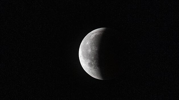 Mondfinsternis am Freitag, 10. Januar 2020: Wann und wo können Sie das Ereignis am besten verfolgen? Hier erfahren Sie es! Foto: Paul Zinken/dpa
