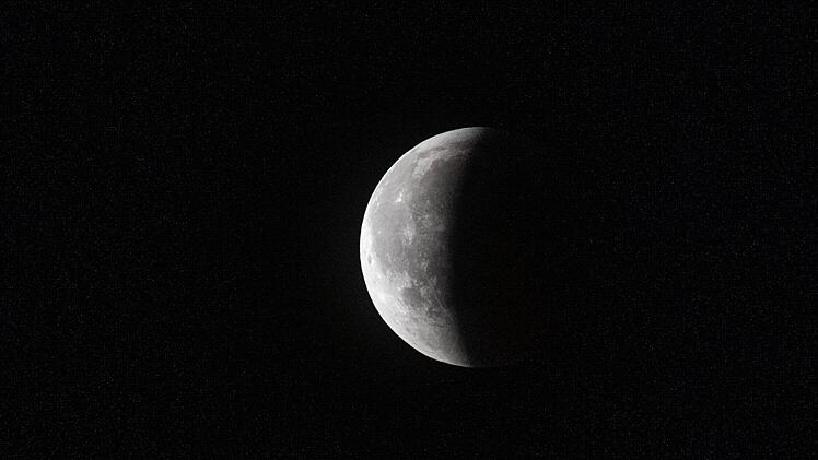 Mondfinsternis am Freitag, 10. Januar 2020: Wann und wo können Sie das Ereignis am besten verfolgen? Hier erfahren Sie es! Foto: Paul Zinken/dpa