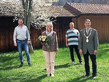 Verabschiedung mit einer Träne in den Augen: Von links Roland Zwosta, Margareta Wunder, Geschäftsleiter Rainer Deuerling und Bürgermeister Gerhard Wunder