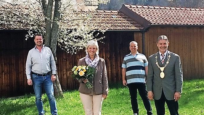 Verabschiedung mit einer Träne in den Augen: Von links Roland Zwosta, Margareta Wunder, Geschäftsleiter Rainer Deuerling und Bürgermeister Gerhard Wunder