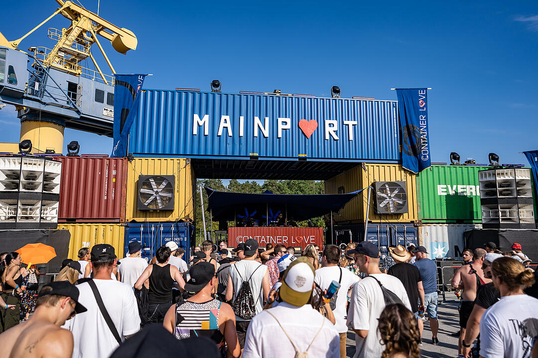 Techno-Musik direkt am Hafenbecken zwischen Kränen und Containern!