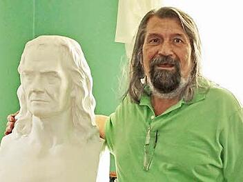 Esmail Kho'i bei einem Besuch 2010 im Rückert-Haus in Neuses neben der Büste des Dichters, Übersetzers und Sprachforschers.