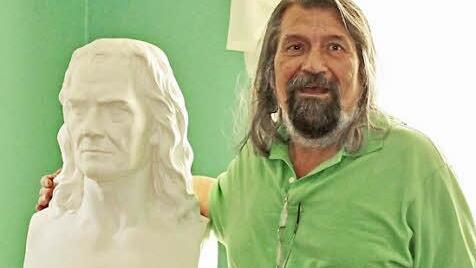 Esmail Kho'i bei einem Besuch 2010 im Rückert-Haus in Neuses neben der Büste des Dichters, Übersetzers und Sprachforschers.