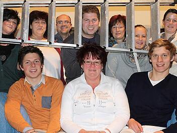 Das Theater-Team gibt sich geheimniskrämerisch:  Dani Müller (hinten, von links), Evi Thimm, Michael Hergenröther, Harald Stelzner, Hannelore Ditzel, Marion Breitenbach, Nicola Kretz und Tim Stelzner  (vorne, von links), Susi Neumann und Lukas Henke.  Foto: Benedikt Borst