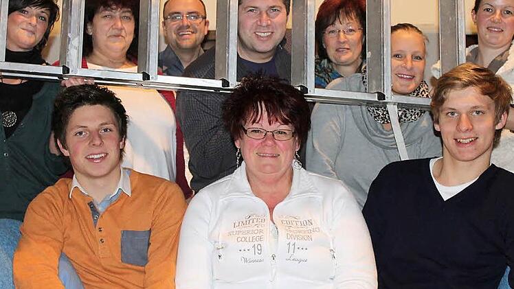 Das Theater-Team gibt sich geheimniskrämerisch:  Dani Müller (hinten, von links), Evi Thimm, Michael Hergenröther, Harald Stelzner, Hannelore Ditzel, Marion Breitenbach, Nicola Kretz und Tim Stelzner  (vorne, von links), Susi Neumann und Lukas Henke.  Foto: Benedikt Borst