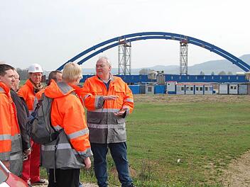Die ICE-Brücke, die bei Wiesen über den Main führt, wird derzeit komplett montiert und im Juli auf die Brückenpfeiler geschoben, erläuterte Projektleiter Dieter Thormann (rechts). Fotos: Andreas Welz