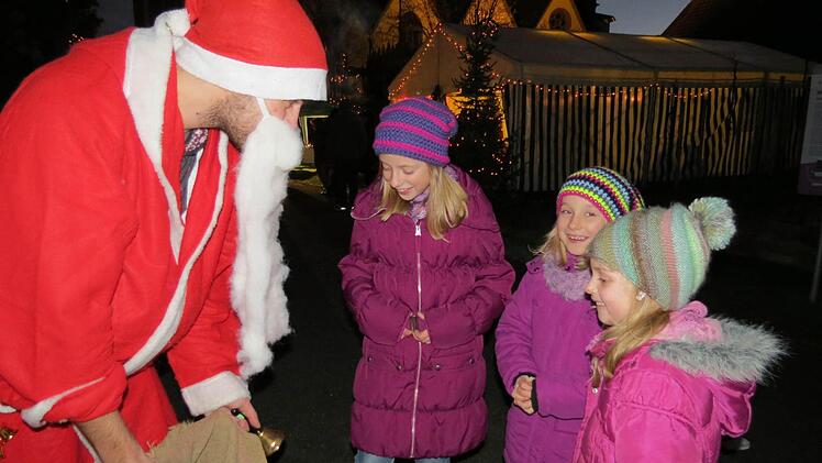 Der Nikolaus schien die drei kleinen Damen nicht zu beeindrucken - eher der Inhalt seines Jutesacks.