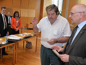 Landrat Denzler (rechts) nimmt Bernhard Rottmann den Eid ab, in dem dieser Gesetzestreue und die Wahrung der Interessen des Landkreises Bamberg schwört. Fotos: Ronald Rinklef
