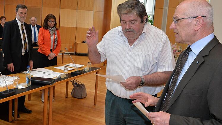 Landrat Denzler (rechts) nimmt Bernhard Rottmann den Eid ab, in dem dieser Gesetzestreue und die Wahrung der Interessen des Landkreises Bamberg schwört. Fotos: Ronald Rinklef