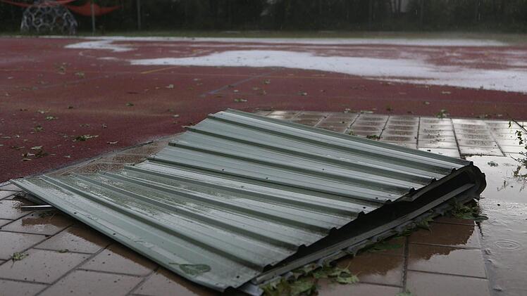 Das Unwetter hat in Neunkirchen am Brand so schwer getobt, dass das Dach des Rewe-Supermarktes abgedeckt wurde. Foto: News5/Herse