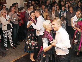 Unter den aufmerksamen Blicken vieler Zuschauer tanzen die jungen Frauen und Männer ihren Betzentanz - gelebte Tradition. Foto: Franz Galster
