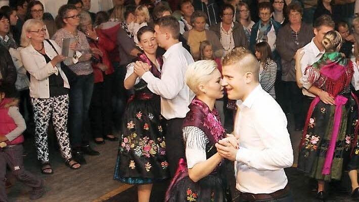Unter den aufmerksamen Blicken vieler Zuschauer tanzen die jungen Frauen und Männer ihren Betzentanz - gelebte Tradition. Foto: Franz Galster