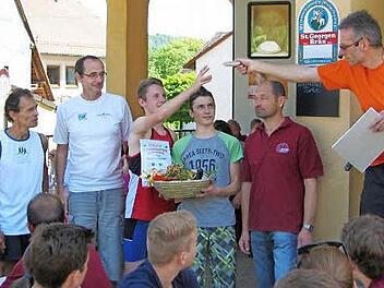 Die Siegermannschaft mit (von links) Georg Schroll, Michael Krug, Holger und Oliver Ganschow sowie die beiden Schützenmeister Dieter Fronhöfer und Werner Schlund bei der Preisverleihung Foto: Mathias Erlwein