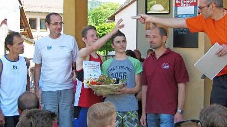 Die Siegermannschaft mit (von links) Georg Schroll, Michael Krug, Holger und Oliver Ganschow sowie die beiden Schützenmeister Dieter Fronhöfer und Werner Schlund bei der Preisverleihung Foto: Mathias Erlwein