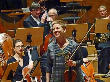 Für ihren Auftritt mit den Bamberger Symphonikern erntete die Geigerin sabelle Faust begeisterten Applaus in der Bamberger Konzerthalle.Foto: Jochen Berger