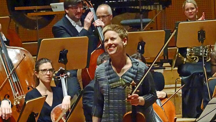 Für ihren Auftritt mit den Bamberger Symphonikern erntete die Geigerin sabelle Faust begeisterten Applaus in der Bamberger Konzerthalle.Foto: Jochen Berger