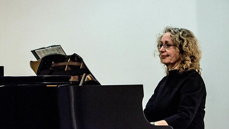 Angelika Stirner-Ebert beim Baustellenkonzert im Pfarr- und Dekanatszentrum St. Augustin.Foto: Jochen Berger