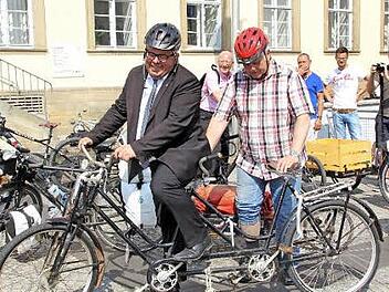 B&uuml;rgermeister Wolfgang Metzner (l.) und der stellvertretende Landrat Johann Pfister besteigen das Tandem. Foto: Stadt