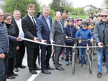 Sie schnitten des Band für den neuen Radweg durch (v. l.): Peter Deckert, Pfarrerin Brigitte Müller, Landrat Hermann Ulm, Bürgermeister Bernd Drummer, MdL Michael Hofmann, Uwe Zeuschel und Bürgermeister Reinhard Seeber  Foto: Franz Galster