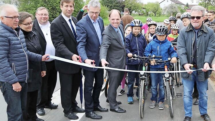 Sie schnitten des Band für den neuen Radweg durch (v. l.): Peter Deckert, Pfarrerin Brigitte Müller, Landrat Hermann Ulm, Bürgermeister Bernd Drummer, MdL Michael Hofmann, Uwe Zeuschel und Bürgermeister Reinhard Seeber  Foto: Franz Galster