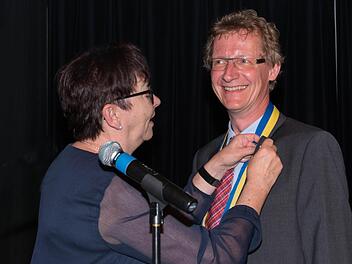 Das Rad des Rotary Clubs Haßfurt hat sich wieder einmal gedreht: Präsidentin Erika Stubenrauch übergab in einem Festakt ihr Amt an Diethard Sahlender.
