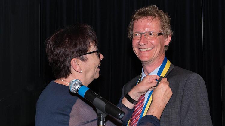 Das Rad des Rotary Clubs Haßfurt hat sich wieder einmal gedreht: Präsidentin Erika Stubenrauch übergab in einem Festakt ihr Amt an Diethard Sahlender.