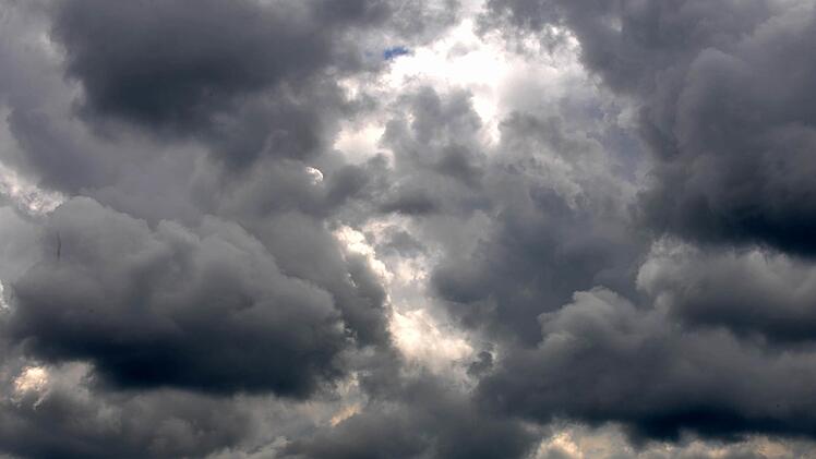 Nach der Sonne kommen Wolken, Wind und Gewitter. Symbolfoto: Frank Leonhardt dpa/lby