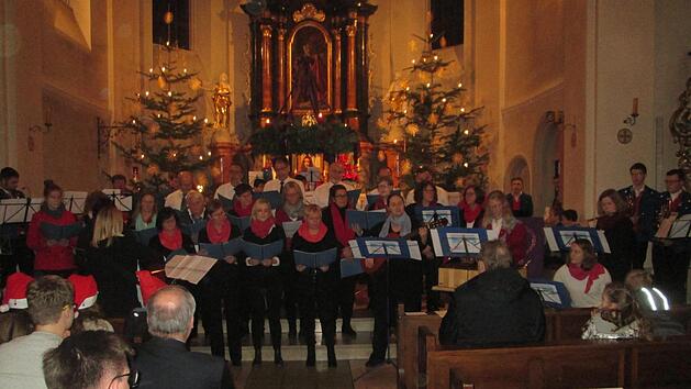 Mit deutschen und amerikanischen Weihnachtsliedern und fr&ouml;hlichen Kl&auml;ngen &uuml;berraschte der Projektchor. Foto: Winfried Ehling
