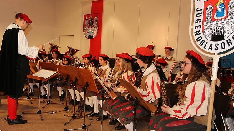 Das neu formierte Jugendblasorchester der Jugendmusikschule umrahmte den  Neujahrsempfang der Stadt Münnerstadt in der Alten Aula musikalisch. Foto:  Dieter Britz
