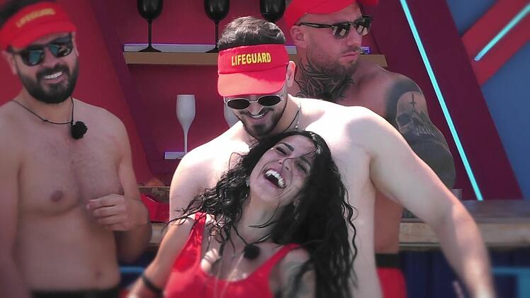 Noch tanzt sie ausgelassen mit ihm - dann wählt Elena Marvin aus der Show: "Ich bin mir sicher, dass er vergeben ist."