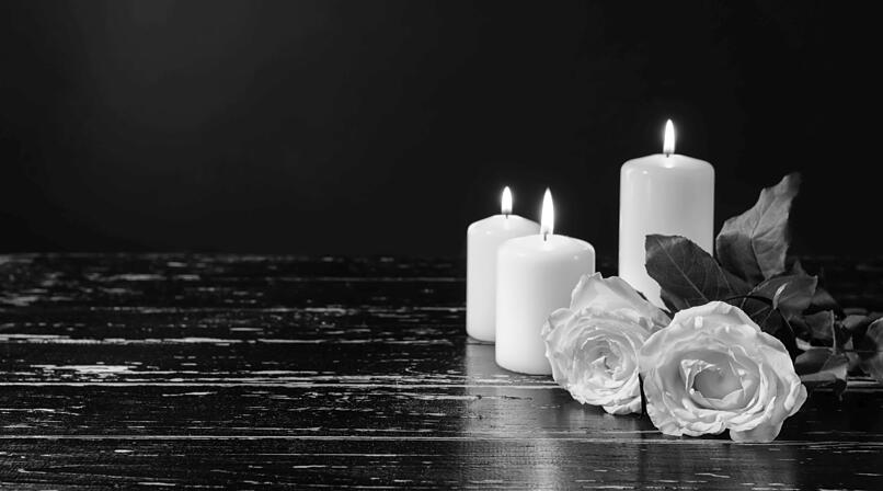 Kerzen, Blumen, Rosen, Trauer, Tod. Gedenken, Nachruf, Erinnerung