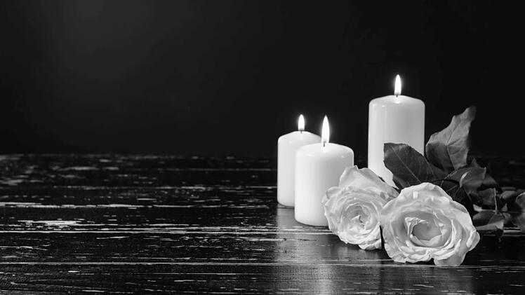 Kerzen, Blumen, Rosen, Trauer, Tod. Gedenken, Nachruf, Erinnerung