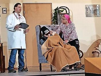 Der angeblich schwerkranke Bauer Hugo heckt mit dem Arzt Balduin einen Plan aus, wie er an Josefas Bauernhof kommen k&ouml;nnte.