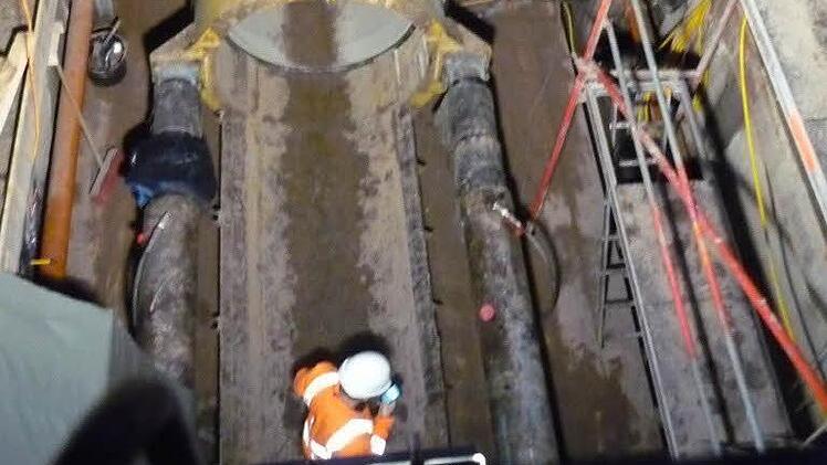 Ein Arbeiter nimmt in der Baugrube an der Amtsgerichtskreuzung Messungen vor.  Foto: Stadt Bad Kissingen