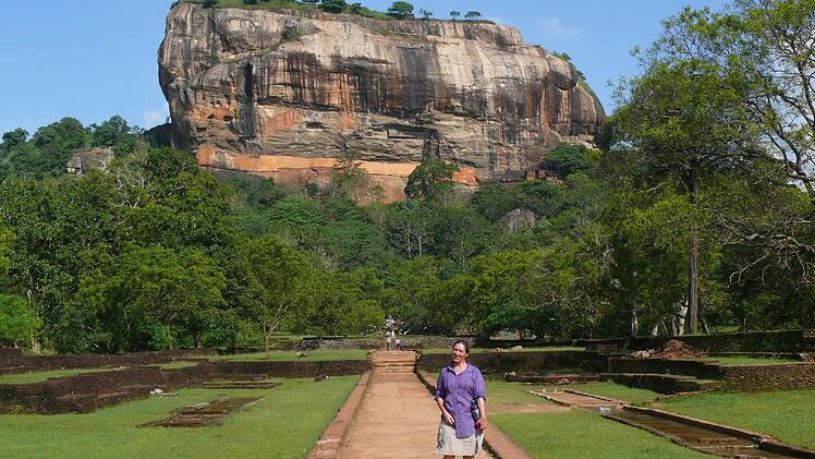 370 Meter hoch ragt dieser Monolith mitten in Sri Lanka gen Himmel. Wer schwindelfrei ist, kann ihn mittels Teppen und Leitern erklimmen.