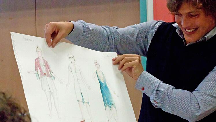 Alessandro Talevi mit einem Kostümentwurf von Tobias Hoheisel.
