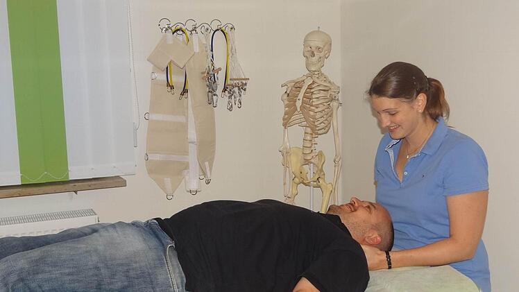 Svenja Klüpfel wagt den Schritt in die Selbstständigkeit. Die Einrichtung der Behandlungsräume hat ihre Ersparnisse deutlich verringert. Aber sie liebt ihren Job. Foto: Johanna Eckert