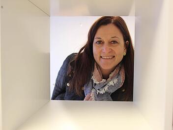 Noch sind einige Regale leer: In der neuen Geschäftsstelle des STMV zieht ab heute aber bestimmt rasch Leben ein. Die Geschäftsführende Vorsitzende Claudia Biebl lädt Jung und Alt zum Vorbeischauen ein.  Fotos: Diana Fuchs