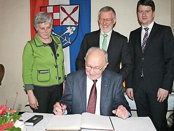 Eintrag ins Goldene Buch: Alfred Saam (vorne) erhielt die Bürgermedaille des Marktes Burkardroth. Hinten (von links) Elisabeth Kuhen, Bürgermeister Waldemar Burg und Sandro Kichner.