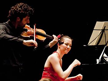 Nina Scheidmantel und Attila Gergely beeindruckten das Publikum der Coburger "Musikfreunde" bei ihrem Duoabend. Foto: Jochen Berger