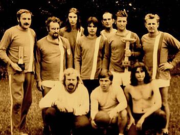 Die legendäre Faustballmannschaft der 1970er-Jahre mit Hartmut Wagner (hintere Reihe, Zweiter von rechts). Heute zählt die Abteilung Faustball in der SG Eltmann nur noch 18 Köpfe. Repro: Günther Geiling