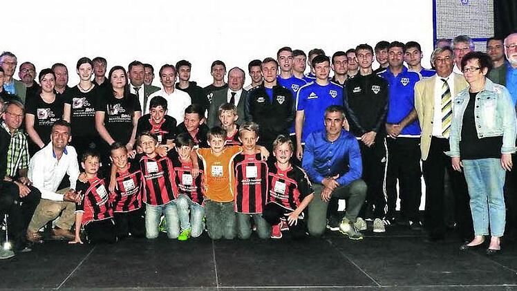 Diese Sportler und Vereinsfunktionäre wurden von der Gemeinde für ihre Leistungen geehrt. Foto: privat