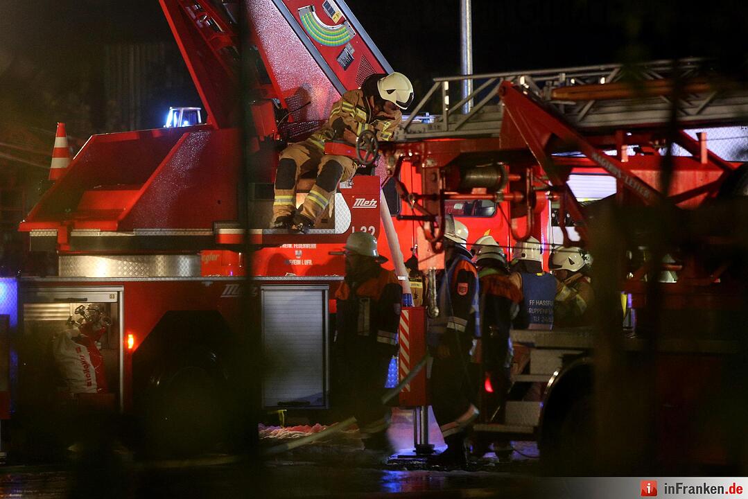 Schonungen: Werkstatthalle steht in Flammen