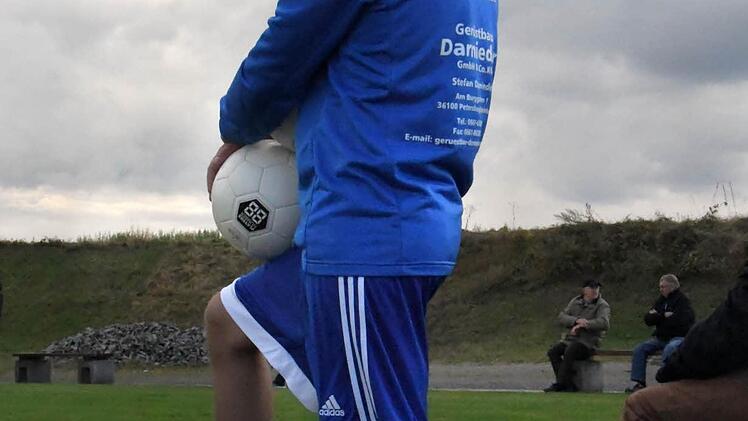 Ein Blick auf das Spiel der SG Oberleichtersbach/Modlos (blaue Trikots) gegen den FC Elfershausen (4:1). Foto: Hopf