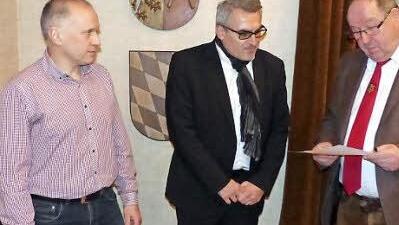 Alexander Roth (l.) legte sein Ratsmandat nieder. Bürgermeister Alfred Kolenda (r.) vereidigte als Nachrücker von der UKW-Liste Stefan Kollerer als neues Stadtratsmitglied. Foto: Klaus-Peter Wulf