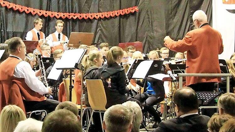 Beim Dirigieren ist Heinlein in seinem Element.  Foto: Richard Sänger