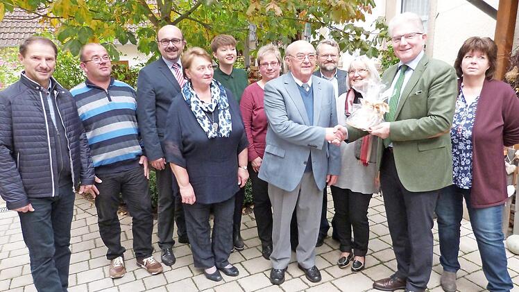 Hans Müller im Kreise seiner Gratulanten Foto: Werner Reißaus