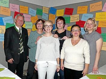 Das VHS-Team hatte die Vielfalt aller bisher angebotenen Kurse als Info-Wand zusammengestellt (von links): Bürgermeister Werner Diersch, Roswitha Duczmal-Keyssner, Michaela Lutz, Ines Worschischek, Tanja Thiel, Katja Obst. Foto: Dieter Hübner