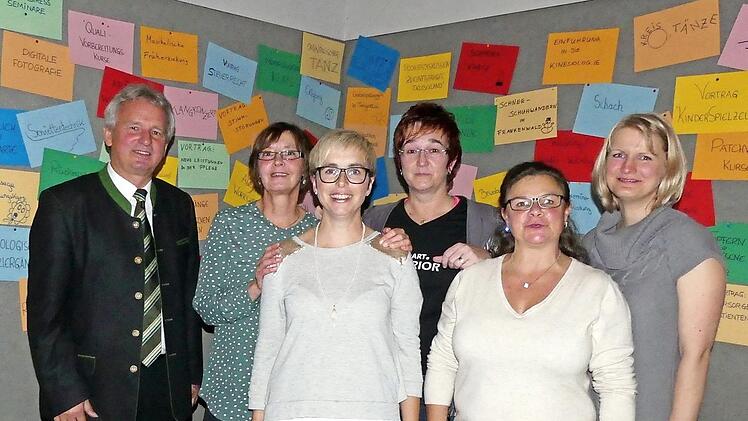 Das VHS-Team hatte die Vielfalt aller bisher angebotenen Kurse als Info-Wand zusammengestellt (von links): Bürgermeister Werner Diersch, Roswitha Duczmal-Keyssner, Michaela Lutz, Ines Worschischek, Tanja Thiel, Katja Obst. Foto: Dieter Hübner
